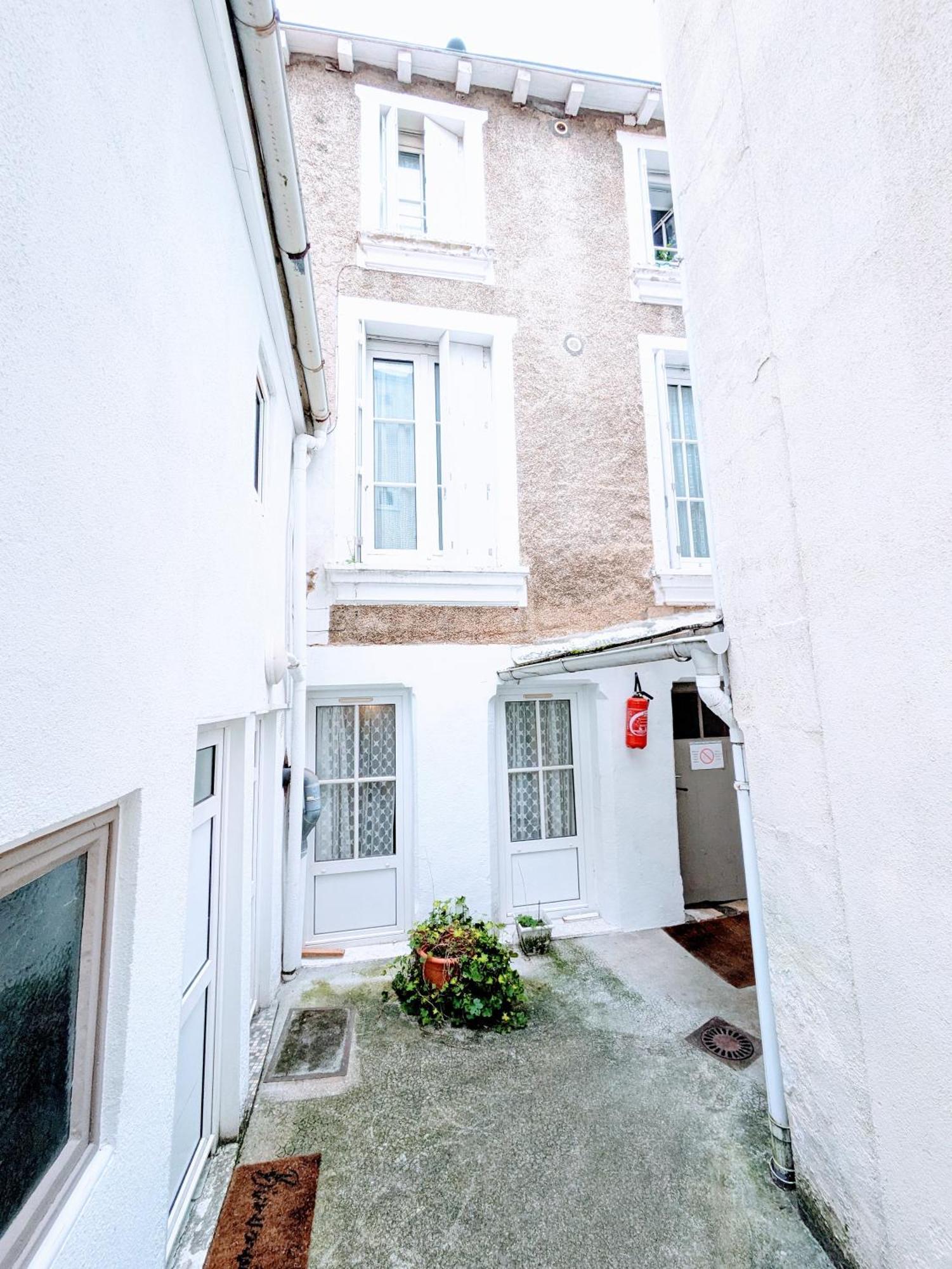 Chambres Poitiers Centre Ville - Salle De Bain, Refrigerateur, Tv Et Machine A Cafe Privatifs - Cuisine Commune - Terrasse - Hotel De Ville A 200M Bagian luar foto